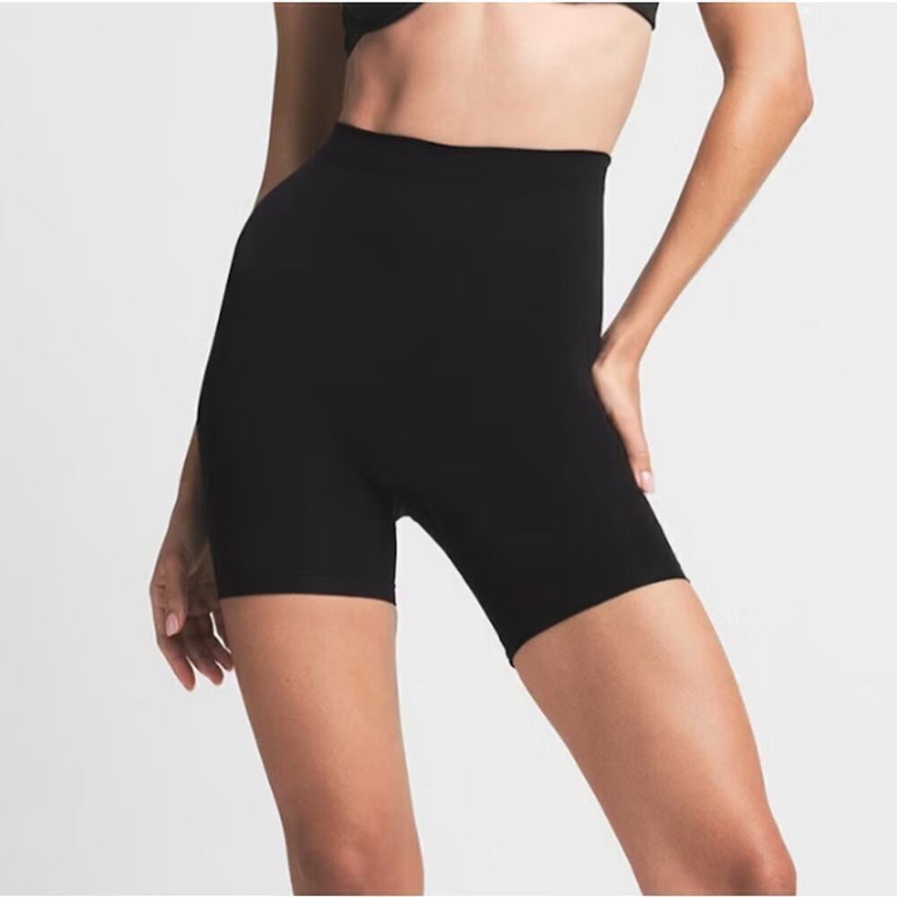NWT Skims Everyday Sculpt Mid Thigh Short in Medium